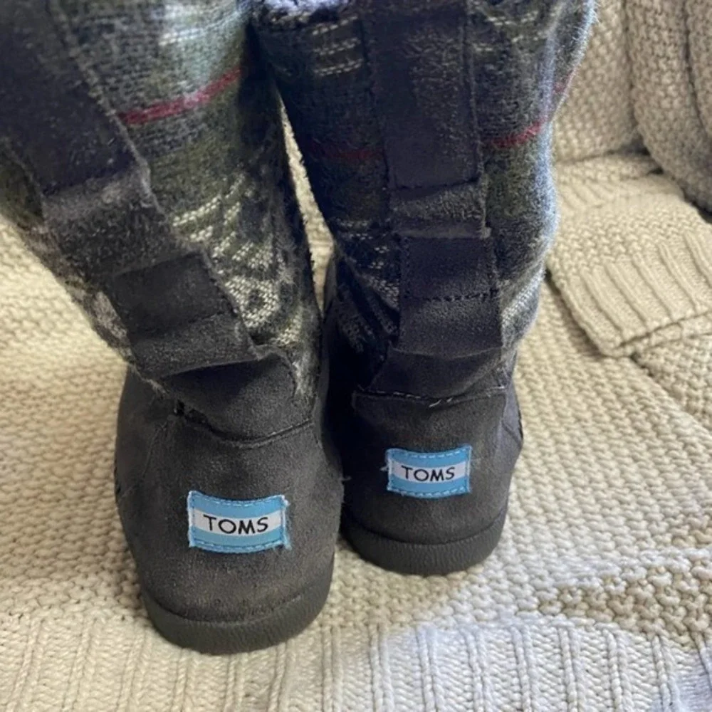 Toms Nepal Aztec Trim Moccasin‎ Boots, Size 6